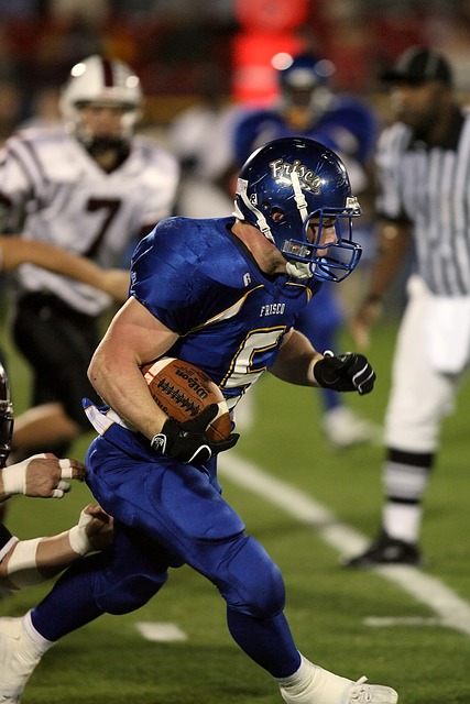 球员赛后把球鞋送给小球迷